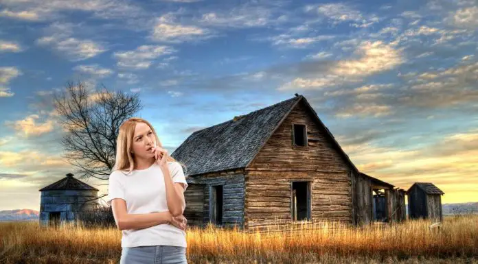 I 2 Peggiori Agriturismi in Italia Secondo TripAdvisor: Guida Essenziale per Esperienze da Evitare ragazza dubbiosa se scegliere uno dei peggiori agriturismi in italia