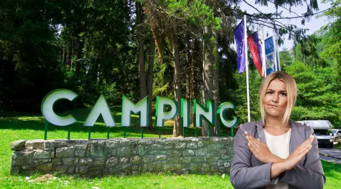 I Tre peggiori camping in Italia secondo le recensioni Online: Delusioni e disagi per le vacanze 2025 donna che si rifiuta di entrare in uno dei peggiori camping in italia