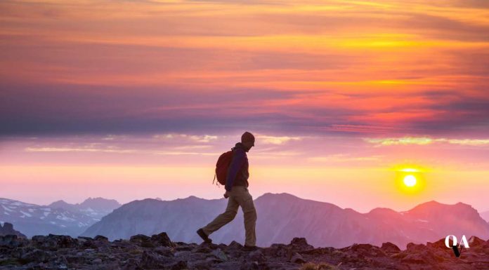 Recensione Rifugio Pedrotti: Un’Oasi Alpina nel Cuore delle Dolomiti, Guida Essenziale per il 2025 ragazzo che fa trekking al tramonto analizzando la recensione rifugio pedrotti