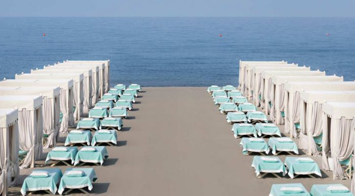 Recensioni Alpemare Forte dei Marmi: Guida Completa al migliore Stabilimento Balneare di Lusso 2025 recensioni alpemare forte dei marmi spiaggia con tende e lettini