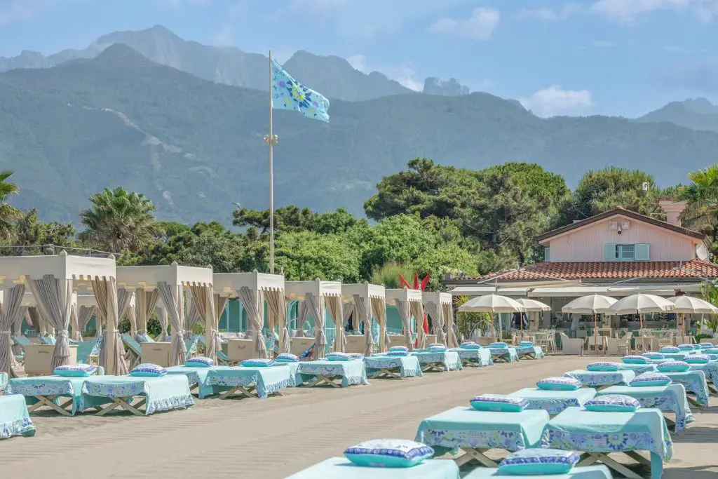 recensioni alpemare forte dei marmi sulla spiaggia con vista sulle alpi apuane 