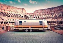 Prezzo delle Roulotte Airstream in Italia: Domanda e Offerta delle Caravan Americane nel 2025 prezzo delle roulotte airstream in italia a roma davanti al colosseo