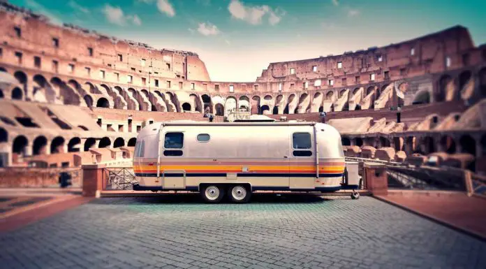 Prezzo delle Roulotte Airstream in Italia: Domanda e Offerta delle Caravan Americane nel 2025 prezzo delle roulotte airstream in italia a roma davanti al colosseo