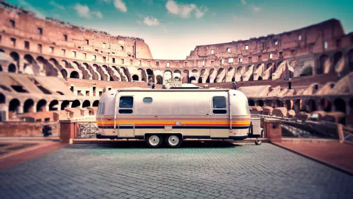 prezzo delle roulotte airstream in italia a roma davanti al colosseo