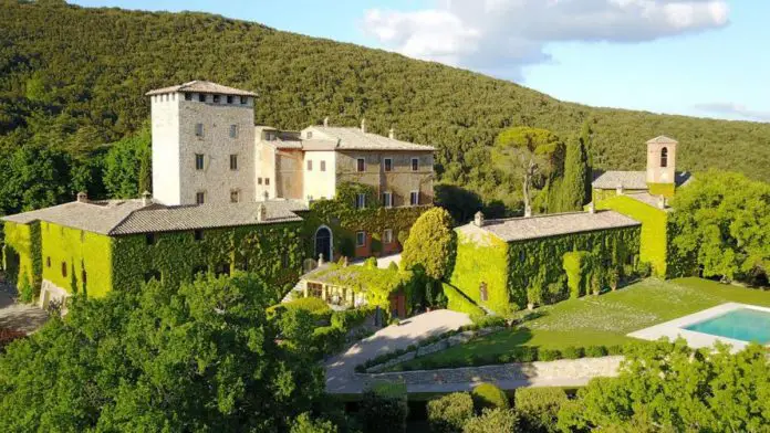 recensioni tenuta di murlo vista dall'alto completa e immersa nel verde dell'umbria