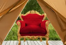 Re Carlo in campeggio (di lusso): ho messo alla prova il nuovo glamping 5 stelle a Sandringham trono di re carlo in campeggio in una tenda glamping