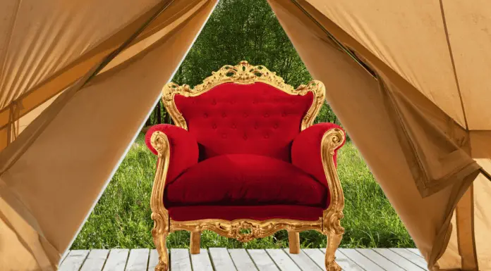 Re Carlo in campeggio (di lusso): ho messo alla prova il nuovo glamping 5 stelle a Sandringham trono di re carlo in campeggio in una tenda glamping