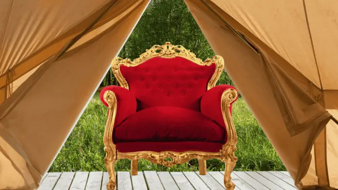 trono di re carlo in campeggio in una tenda glamping
