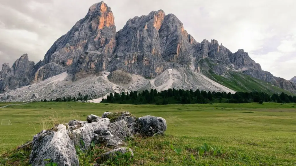rifugio family friendly nelle dolomiti con prato e vista